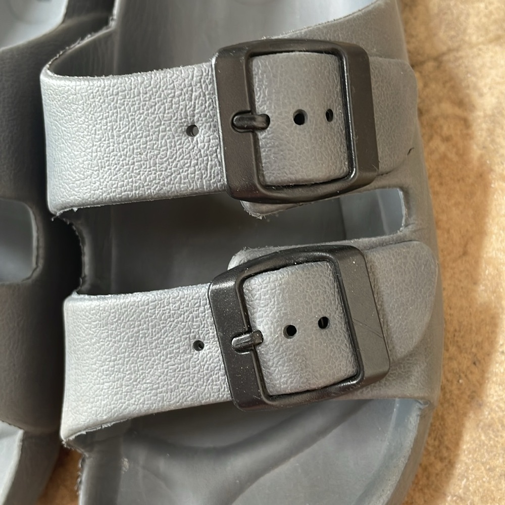 + ROCKIN + Gray Buckle Slides - Picture 4 of 8